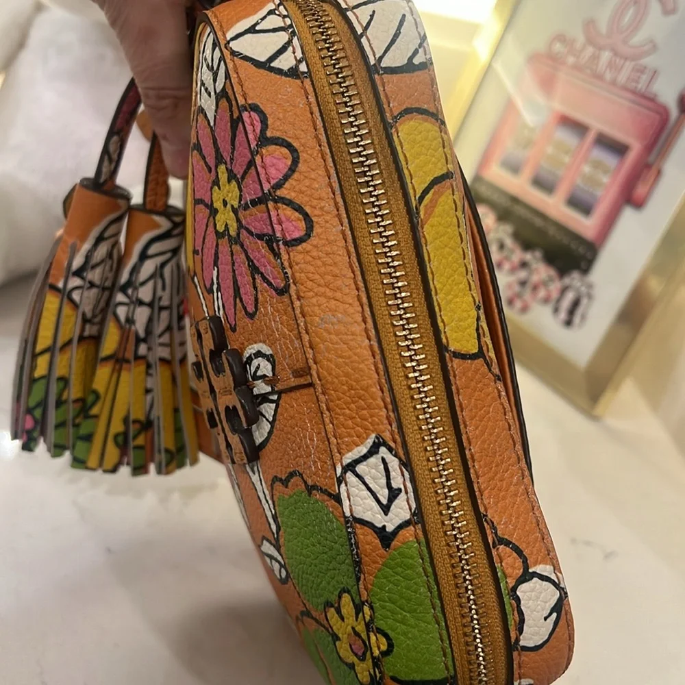 Tory Burch camera bag crafted of leather with floral motif. - Picture 8 of 17